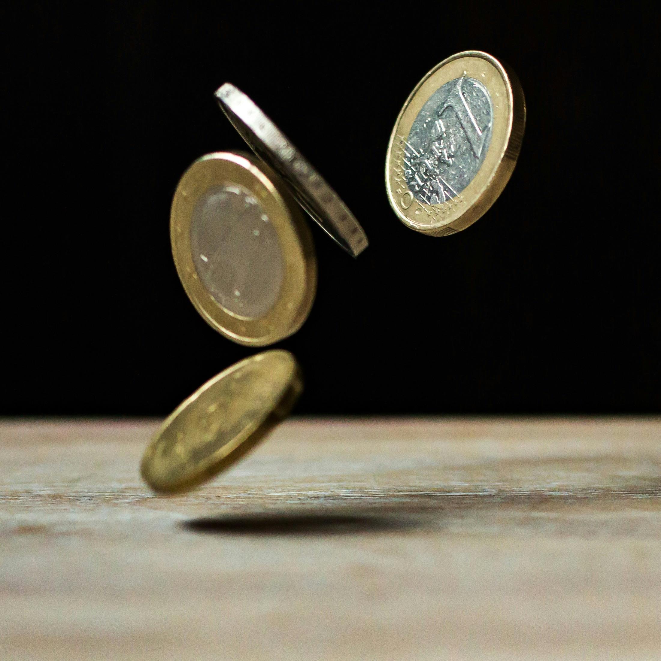 中国黄金回收市场如何影响黄金贵金属投资策略？贵金属投资者应如何应对市场变化？