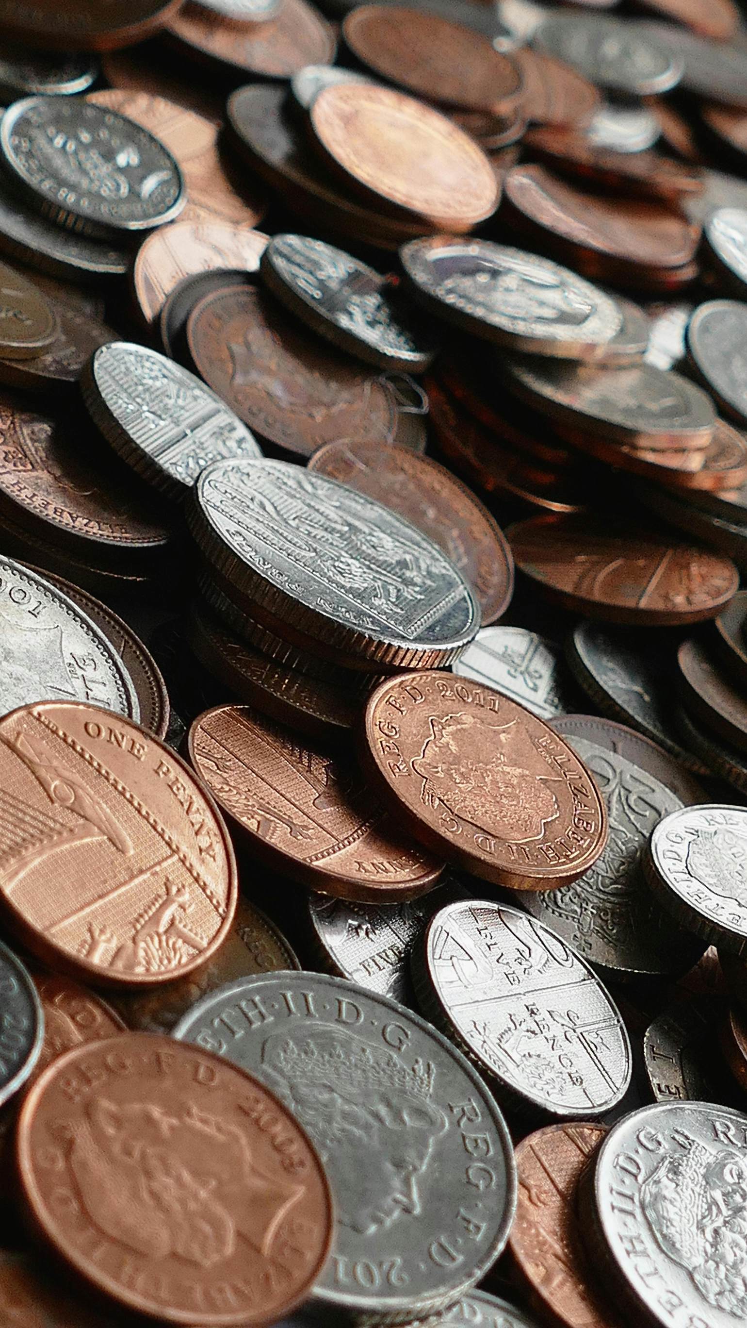 现在黄金每克价值的变化趋势如何？这种趋势背后的原因是什么？
